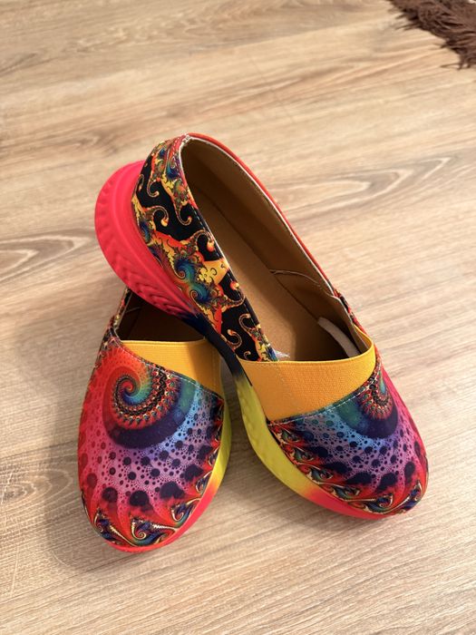 Кроссовки яркие 41 размер