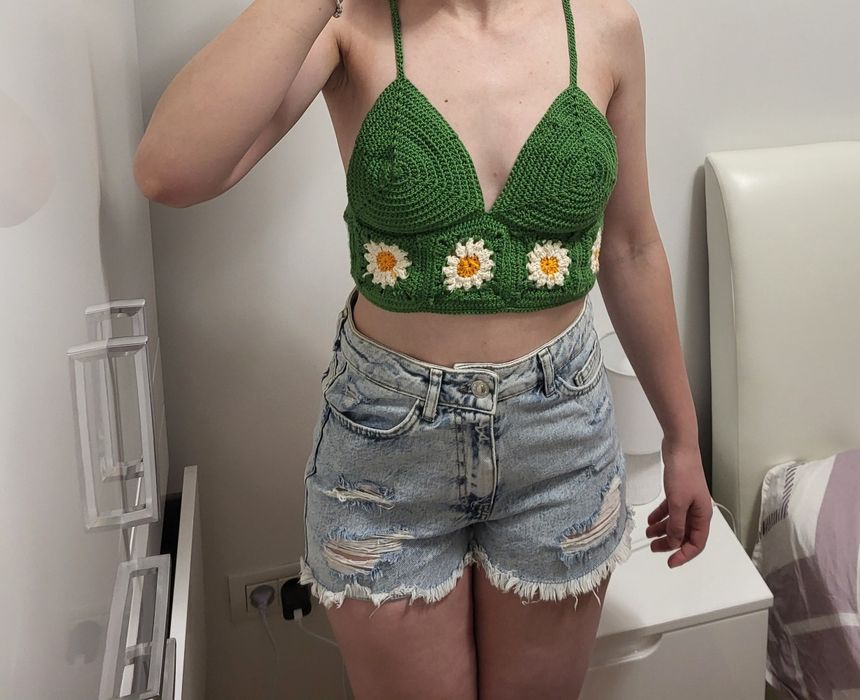 Top crosetat cu flori