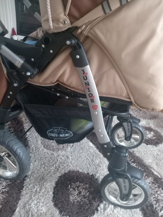 Vînd cărucior,pătuț,scoică auto și ladou .