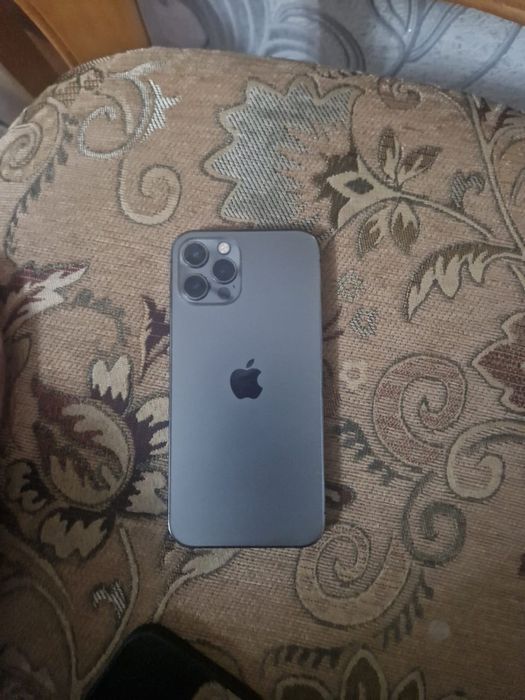Продаю айфон 12 про