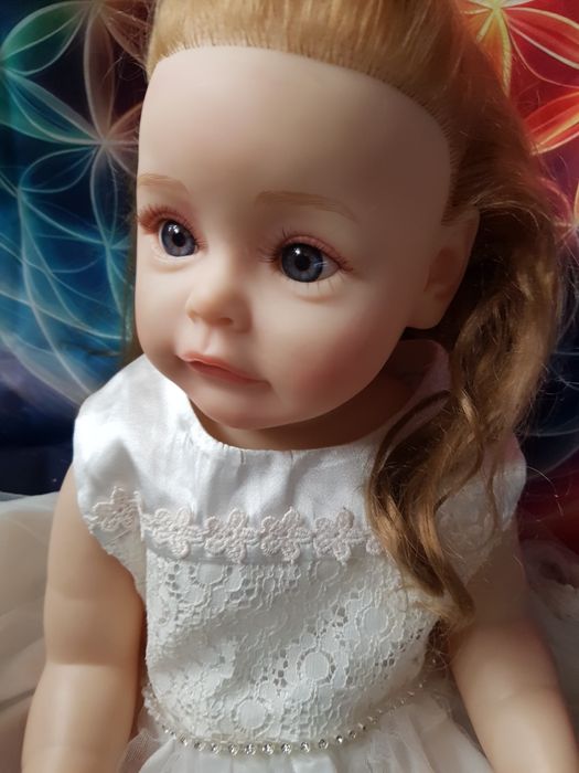 Păpușa reborn cu ochii albastri si părul blond