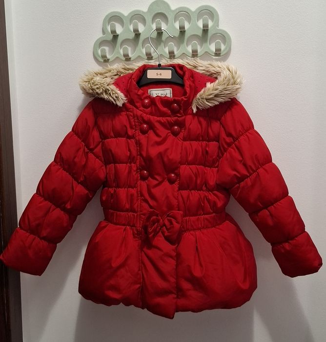 Geacă roșie cu fundițe 3-4 ani