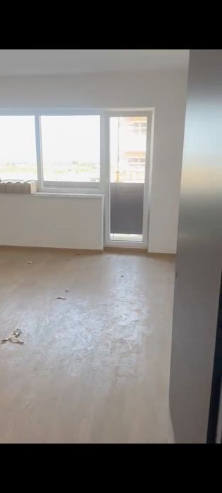 Vând apartament cu trei camere și parcare