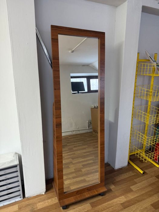 Зеркало на полный рост,на роликах