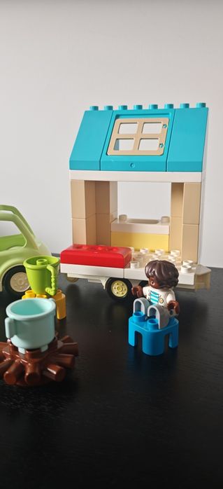 Lego Duplo 10986 - Casa de familie pe roti (camping)