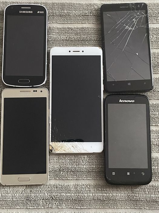 Продавам 5 телефона за части или ремонт