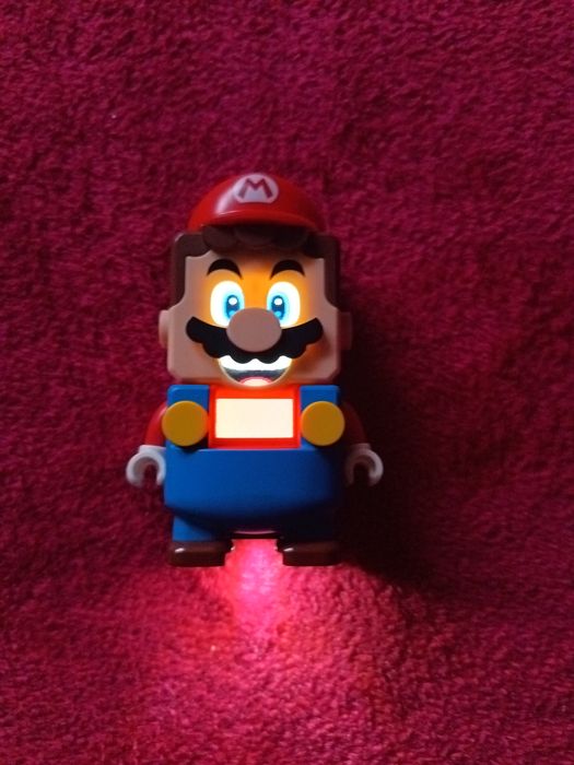 Vând figurina lego super Mario