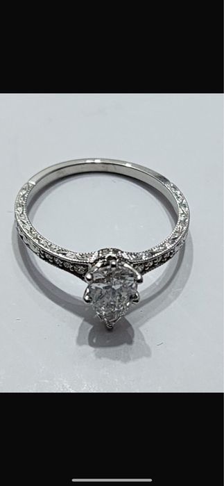 Продам кольцо с бриллиантом