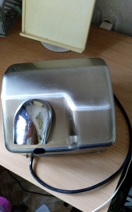 Электрическая сушилка для рук.