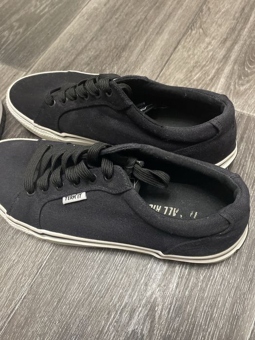 продаю обувь недорого новые