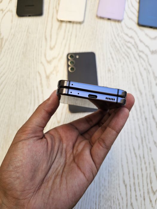 Samsung Galaxy Z Flip 5G. OzU 8 GB. Joyi 256 GB. Aybi yoq. Ime o'tkan