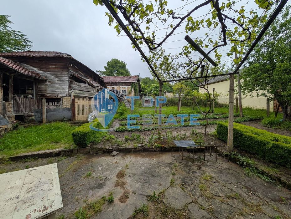 Двуетажна тухлена къща в близост до град Плачковци