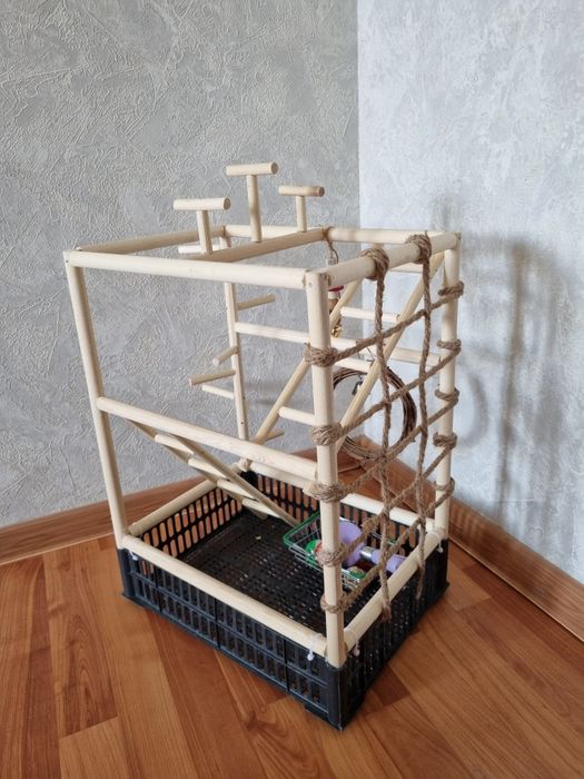 Стенд для ручных папугаев