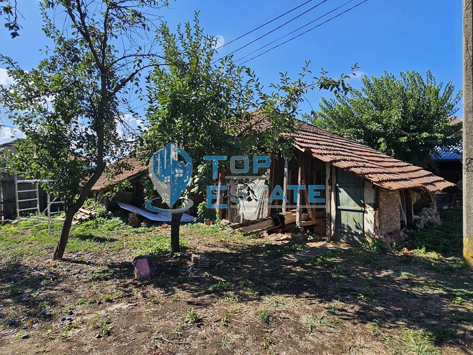 Едноетажна къща с ремонтиран покрив и кладенец в град Долна Оряховица