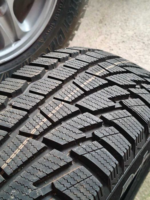 Продавам комплект от 5 зимни гуми 215/70 R16, монтирани на джанти.