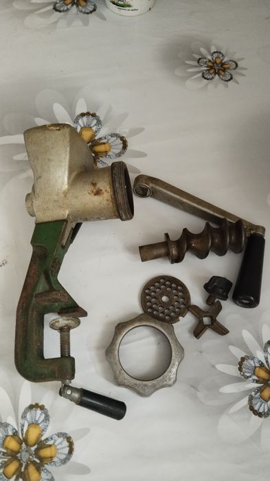 Продам ручную советскую мясорубку