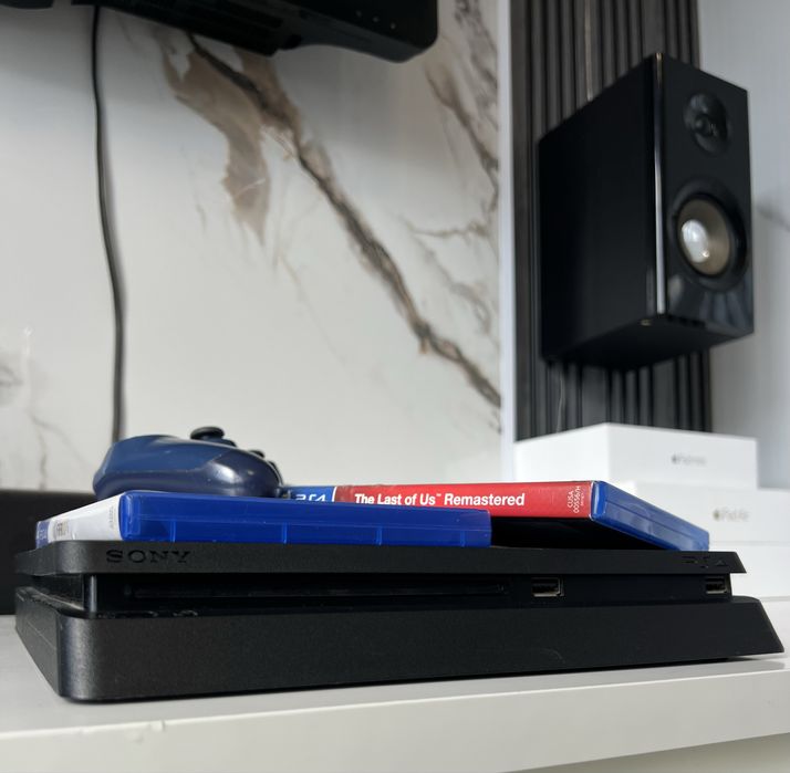 PS4 Slim + джойстик + 2 игри