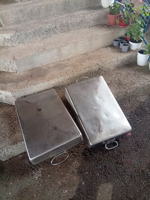 Продавам 2бр тави неръждаеми тави