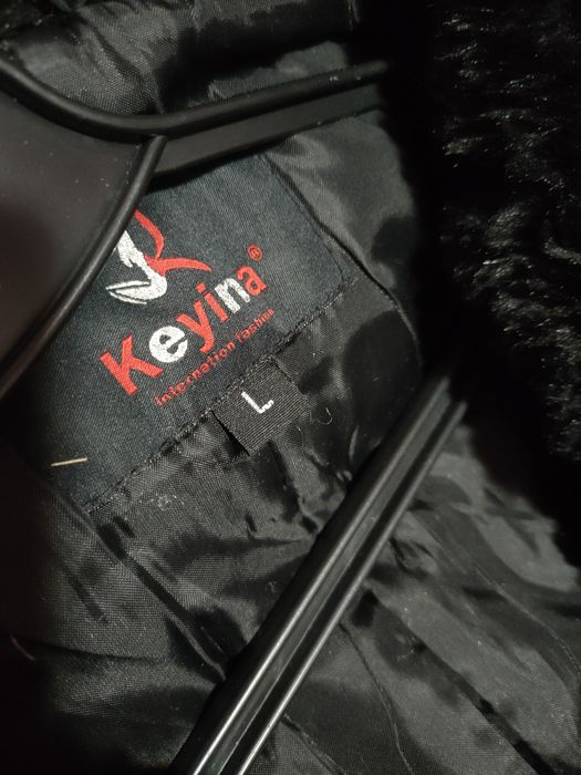 Женское пальто с меховым капюшоном