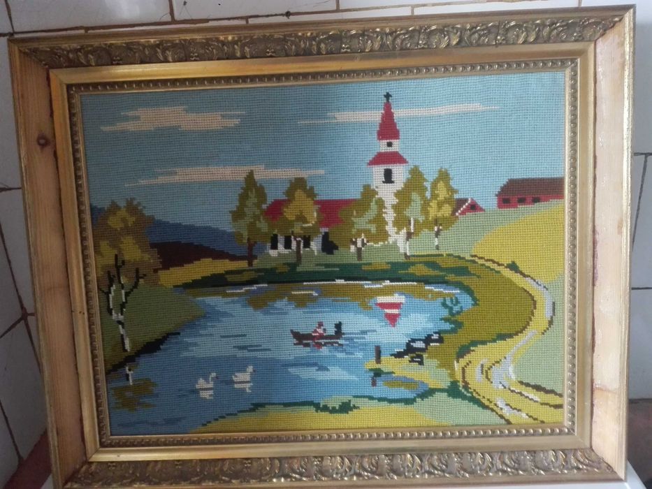 Три маслени картини и красив гоблен.