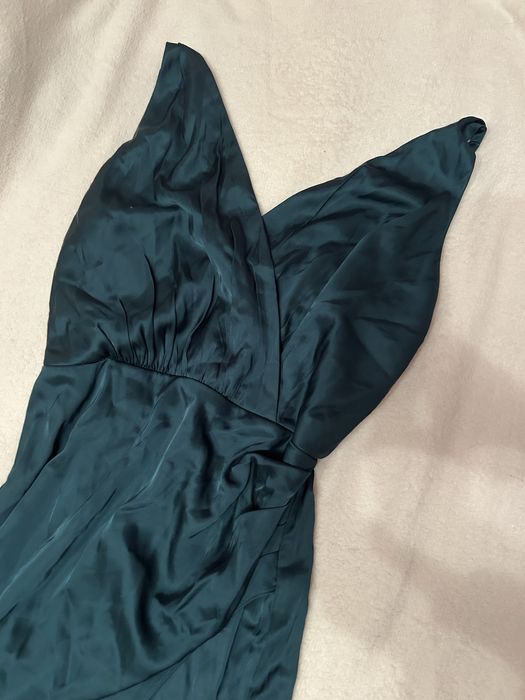 Сатенена зелена рокля