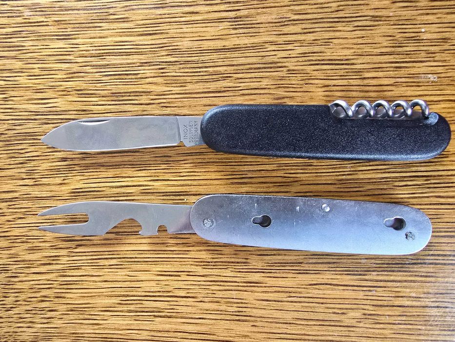 Продавам три джобни ножчета.