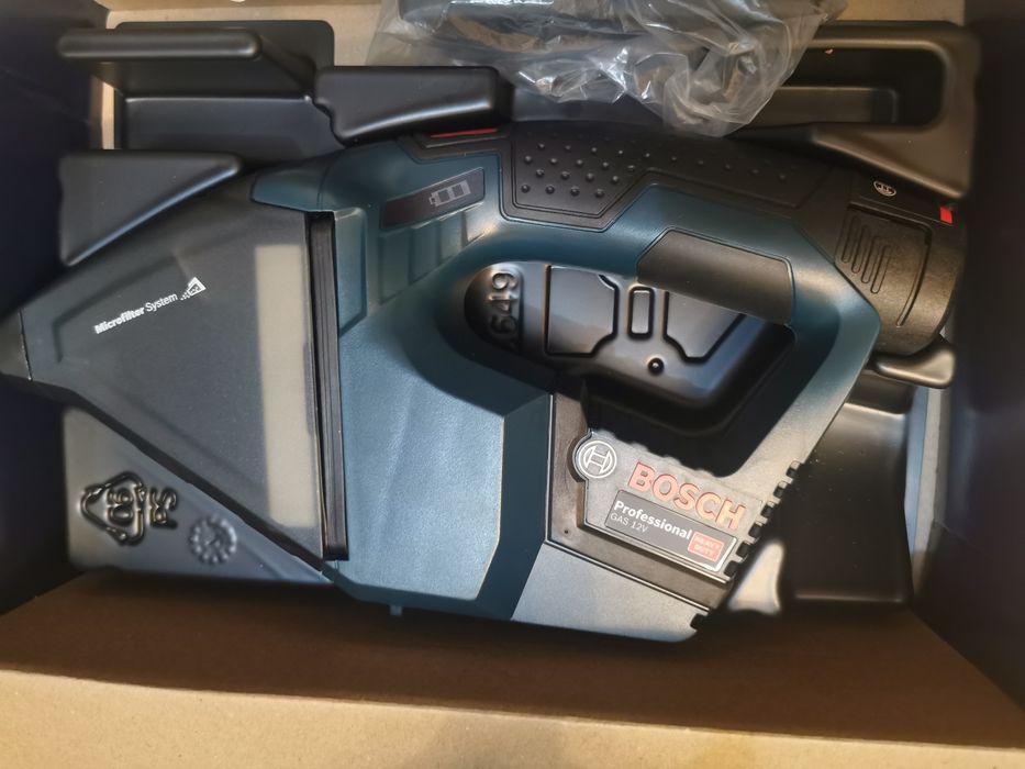 Aspirator auto Bosch Professional+geanta Bosch cu doi acumulatori