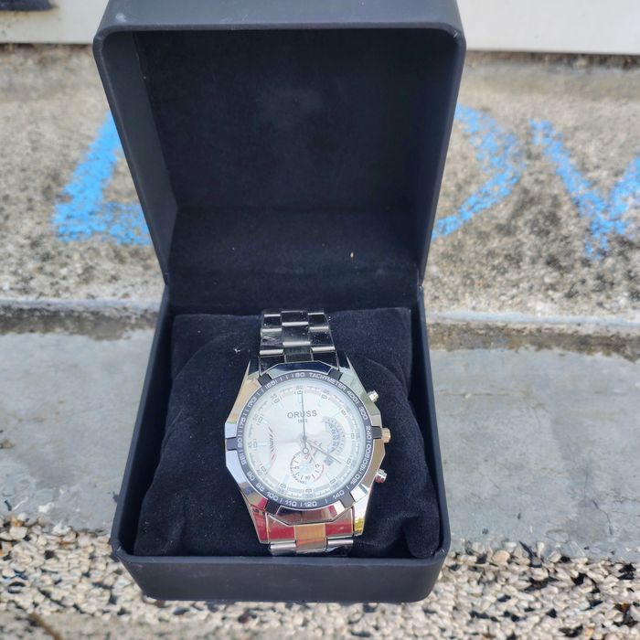 Часовник кварцов на батерия,марката се вижда на снимките