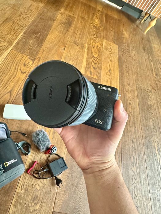 Продавам Canon EOS M6 Mark 2 + Sigma обектив,