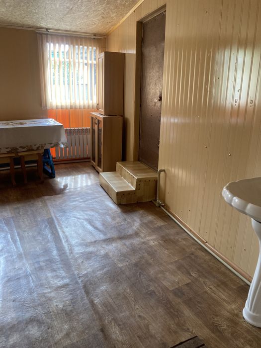 Домик, в Каскелене, рядом два магазина.