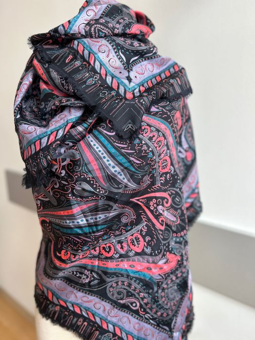 Разкошен голям нежен шал в розово лилави нюанси