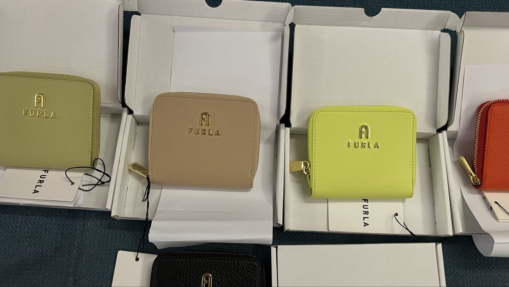 Последен модел Furla Camelia портмонета в 2 размера. Нови,с етикети!