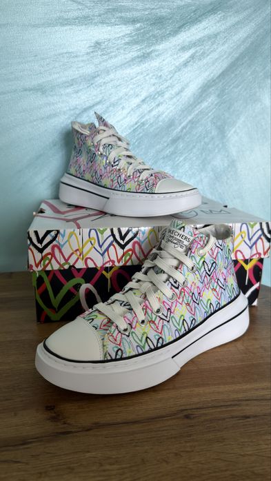 Skechers x JGoldcrown – Lovewall Hearts tip baschet (SN 185132)