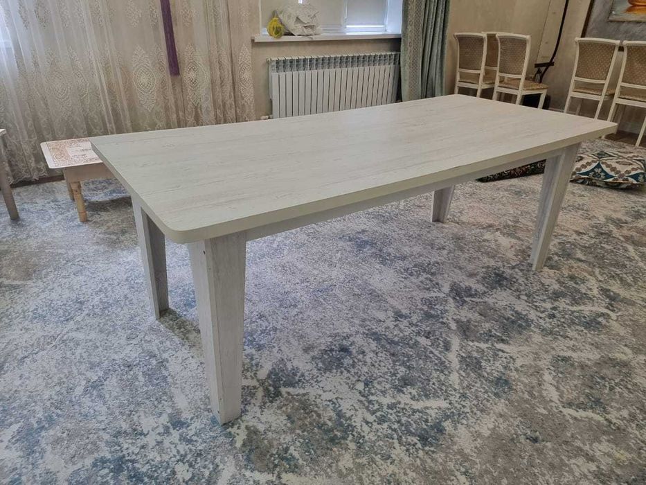 стол для гостей дома