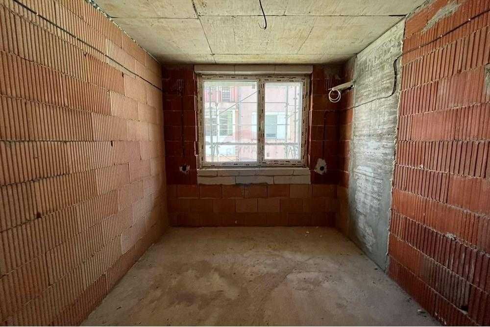 Продава се Тристаен апартамент в Шумен, Пазара - 75 кв.м за 1186 €/кв.м - Снимка #4