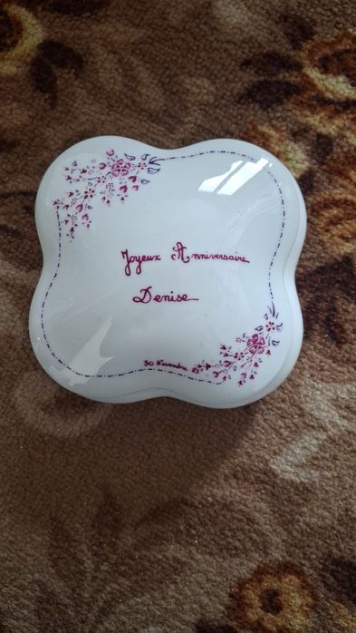 Чаши и чиния ваза червено стъкло и порцеланов сервиз за чай