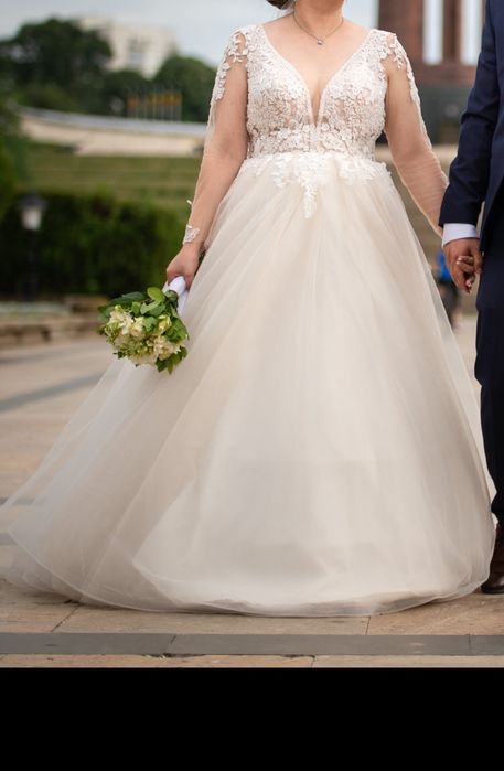 Vand rochie de mireasa + cerc si voal
