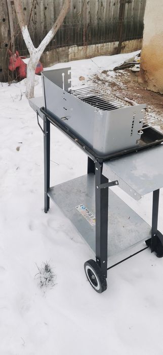 Grătar portabil pe carbune