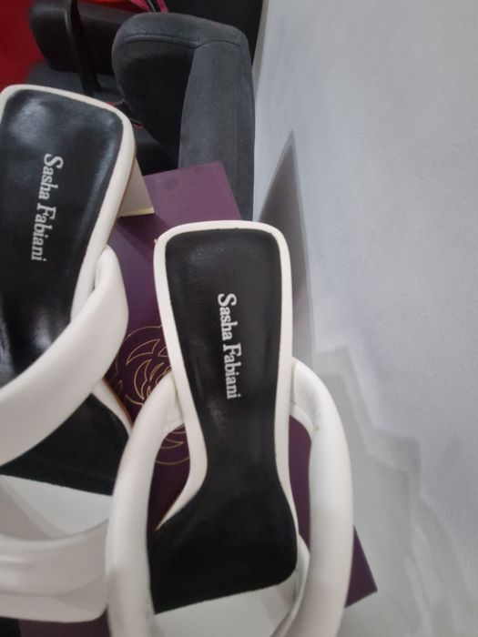 Шлепанцы белые кожанные