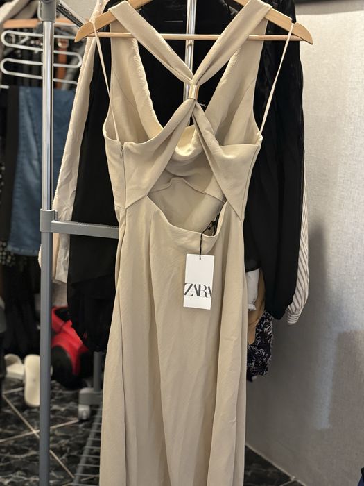 Миди рокля Zara с ефектен гръб