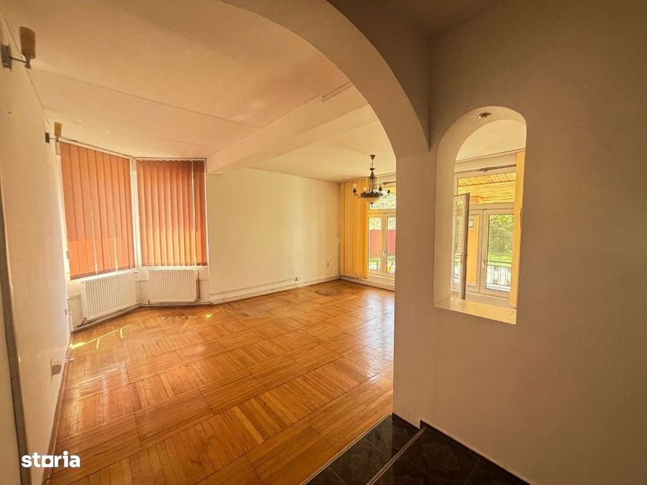 Casă cu 5 camere de închiriat în Araduluri Est