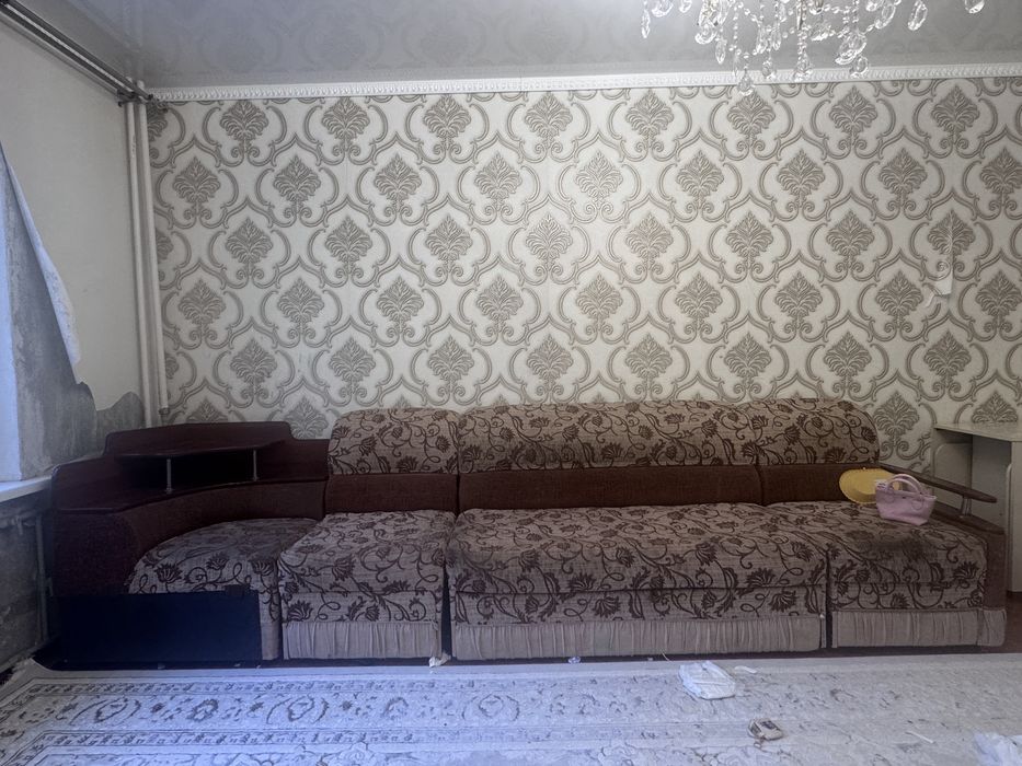 Диван и сундуки