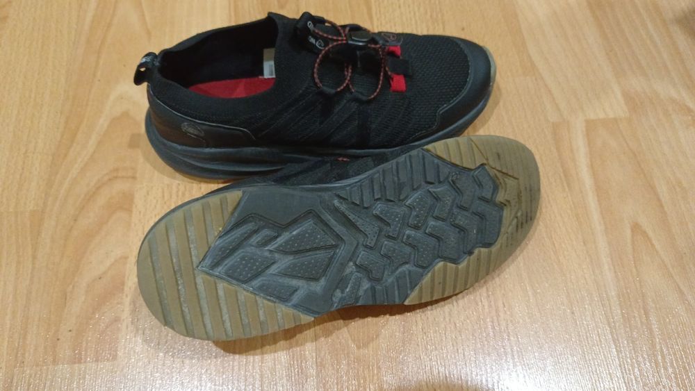 Продам кроссовки на мальчика.