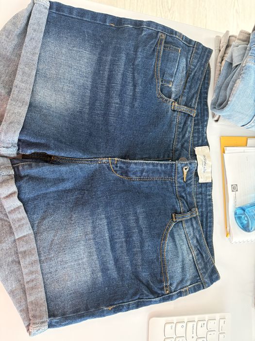 Vând pantaloni de blugi scurți