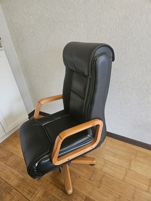 Кресло кожаная представительская