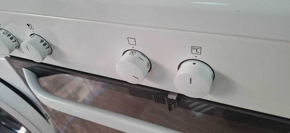 Свободно стояща печка ElectroLux - 4 котлона - Гаранция