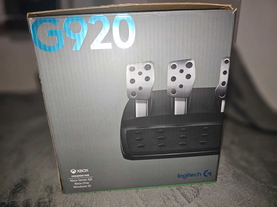 Logitech G920 Driving Force Racing Wheel + Pedals, compatibil cu Xbox Series X|S / Xbox One / PC.
