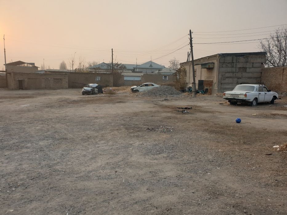 Yer maydoni ijaraga beriladi yo'l yoqasi