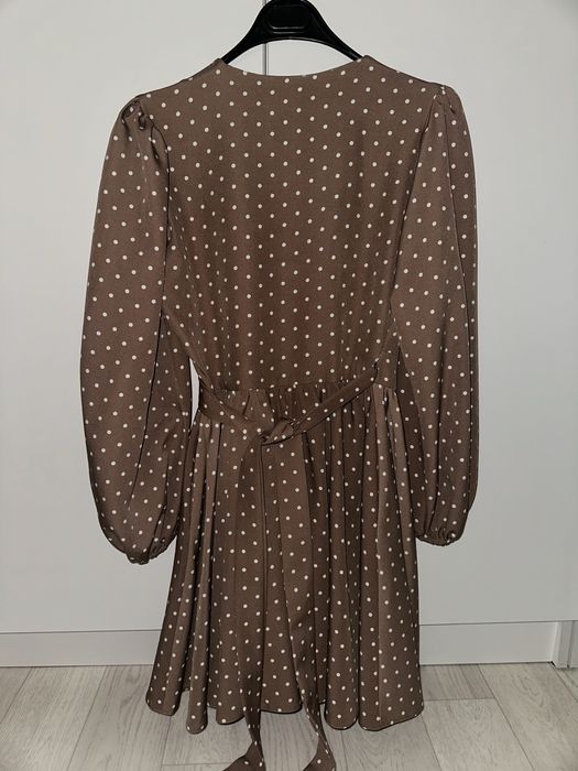 Коричневое платье на запах