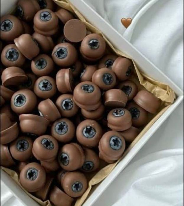 Финики/голубика / клубника в шоколаде